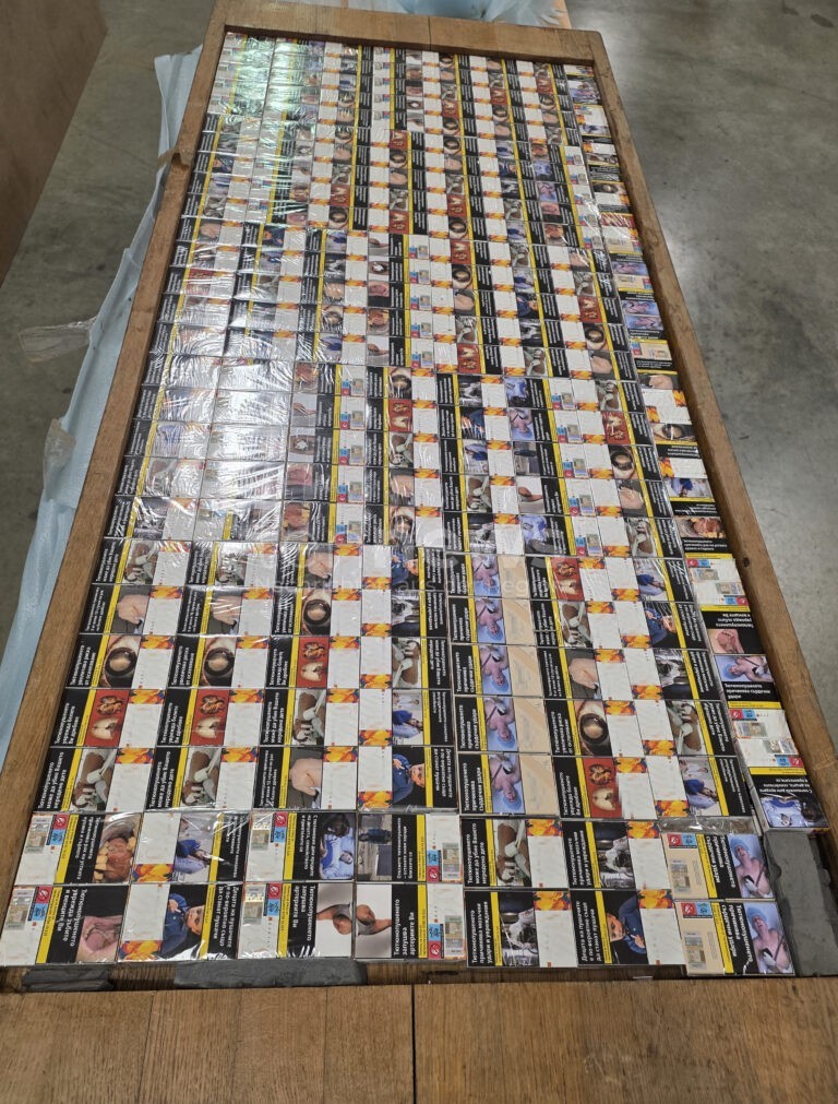 A3 BEI KITZINGEN – 🚬 Zoll findet 15.000 unversteuerte Zigaretten bei Kontrolle auf der A3: Schmuggel aufgedeckt, 2.900 Euro Steuerschaden. 🚓