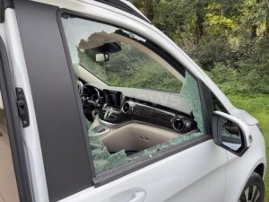 KULMBACH – 🚗 Unbekannte brechen in 11 Autos ein in der Nacht zum Sonntag (07.09.2025): hoher Schaden, geringe Beute, Polizei sucht Zeugen. 🕵️