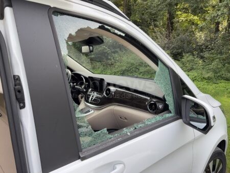 KULMBACH – 🚗 Unbekannte brechen in 11 Autos ein in der Nacht zum Sonntag (07.09.2025): hoher Schaden, geringe Beute, Polizei sucht Zeugen. 🕵️