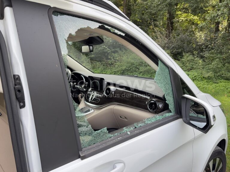 KULMBACH – 🚗 Unbekannte brechen in 11 Autos ein in der Nacht zum Sonntag (07.09.2025): hoher Schaden, geringe Beute, Polizei sucht Zeugen. 🕵