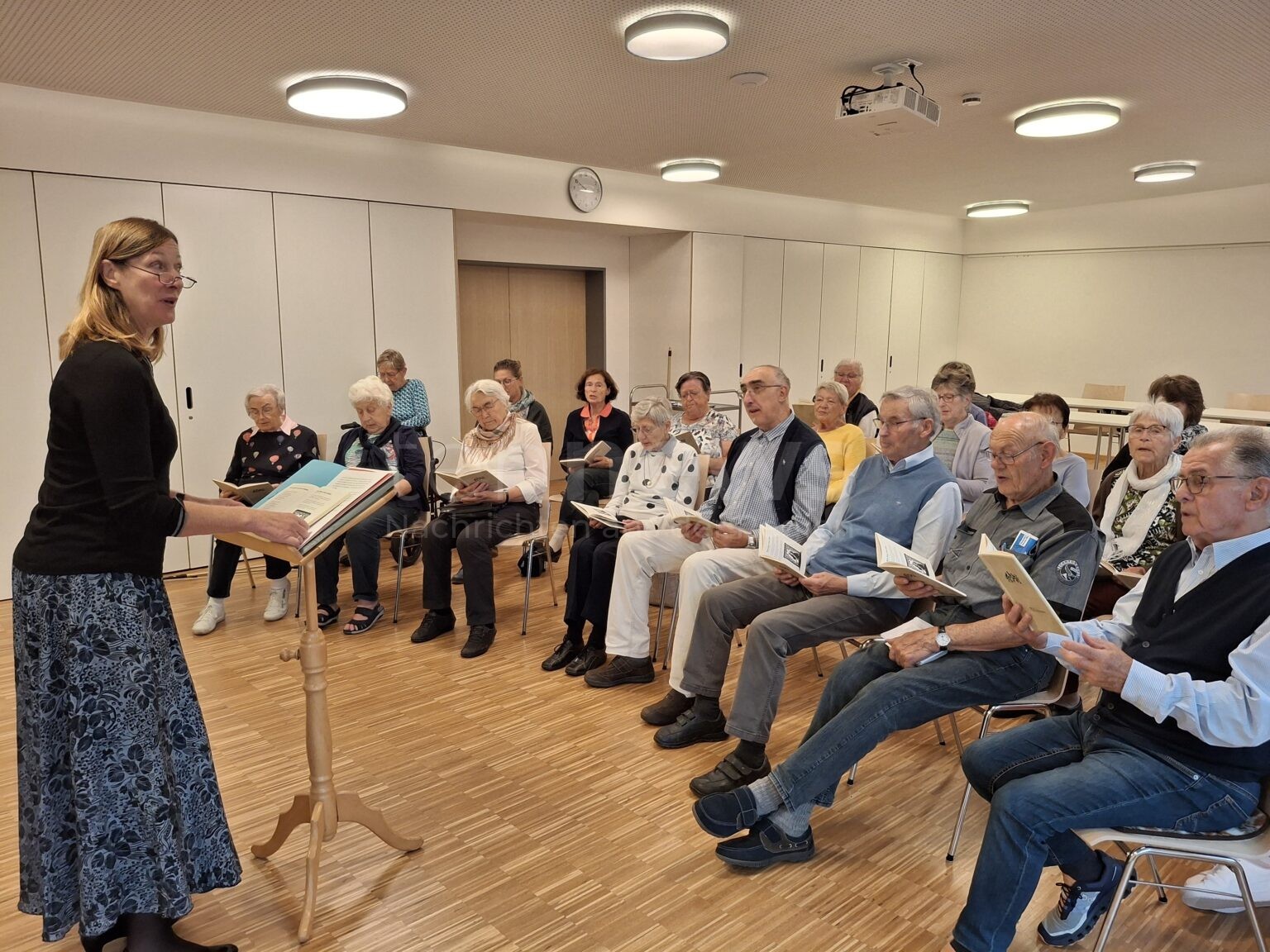 🎵 NÖRDLINGEN - "Singen für Menschen mit und ohne Vergesslichkeit" startet am Montag (22.09.2025)! 20 begeisterte Teilnehmer im Gemeindezentrum! 🎶