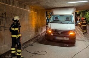 MÜNCHEN-UNTERMENZING - 🚐 Kleintransporter am Mittwoch (03.09.2025) unter Bahnbrücke eingeklemmt! Feuerwehr befreit VW aus Unterführung! 🚒