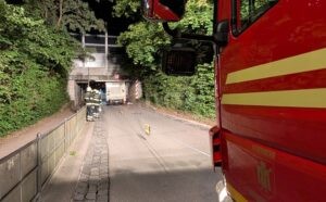 MÜNCHEN-UNTERMENZING - 🚐 Kleintransporter am Mittwoch (03.09.2025) unter Bahnbrücke eingeklemmt! Feuerwehr befreit VW aus Unterführung! 🚒