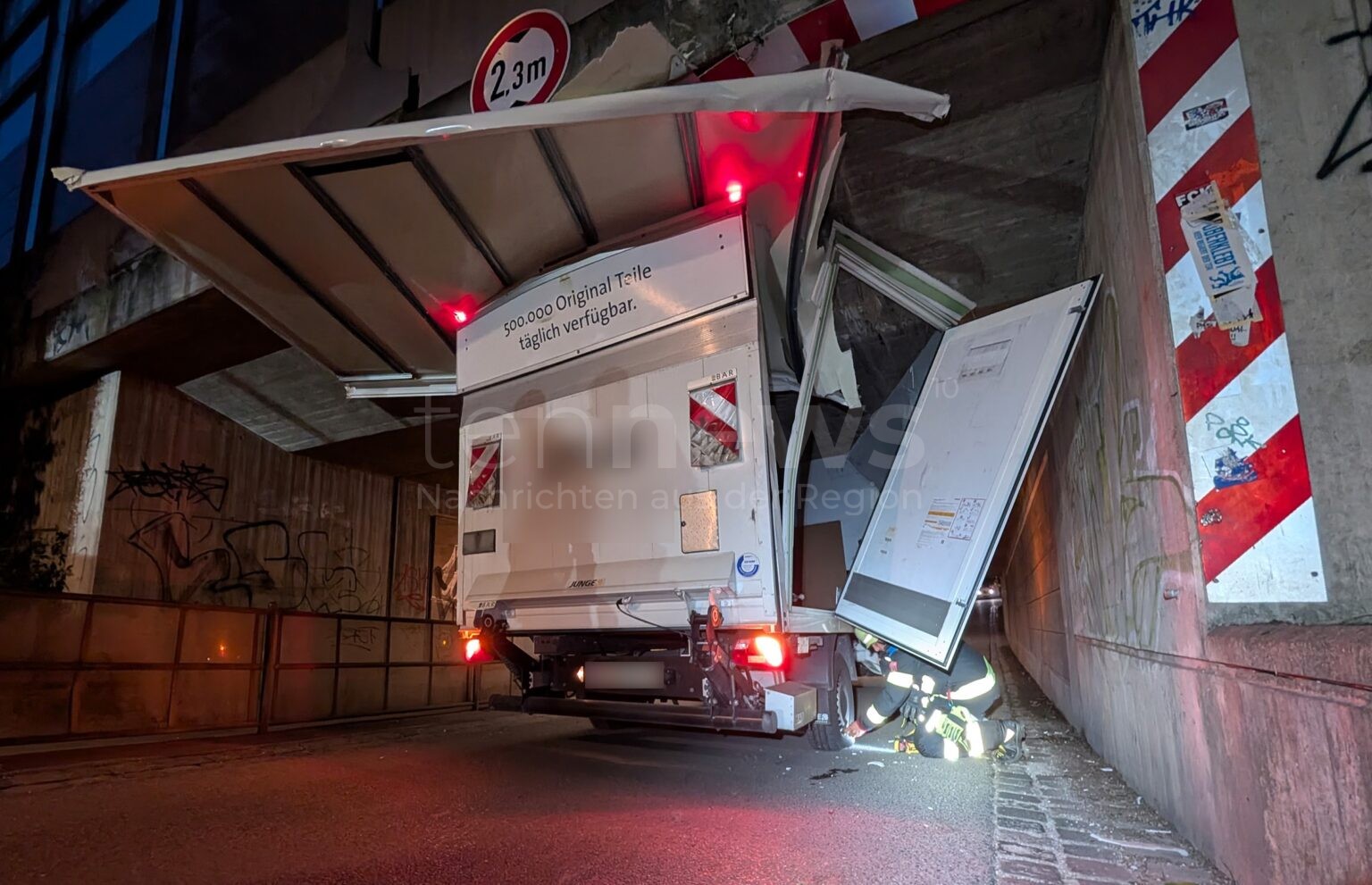 MÜNCHEN-UNTERMENZING - 🚐 Kleintransporter am Mittwoch (03.09.2025) unter Bahnbrücke eingeklemmt! Feuerwehr befreit VW aus Unterführung! 🚒