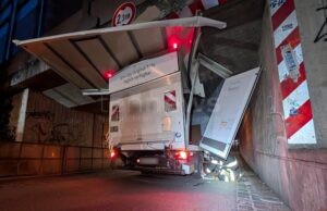 MÜNCHEN-UNTERMENZING - 🚐 Kleintransporter am Mittwoch (03.09.2025) unter Bahnbrücke eingeklemmt! Feuerwehr befreit VW aus Unterführung! 🚒