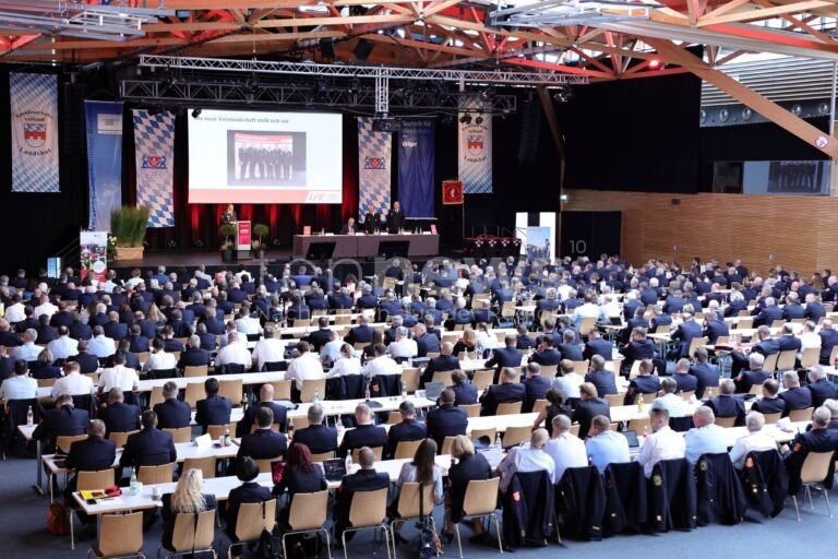 🚒 ESSENBACH - Eitzenberger mit 90 Prozent als Feuerwehrverbands-Chef wiedergewählt! 32. Landesverbandsversammlung mit 500 Führungskräften! 🔥