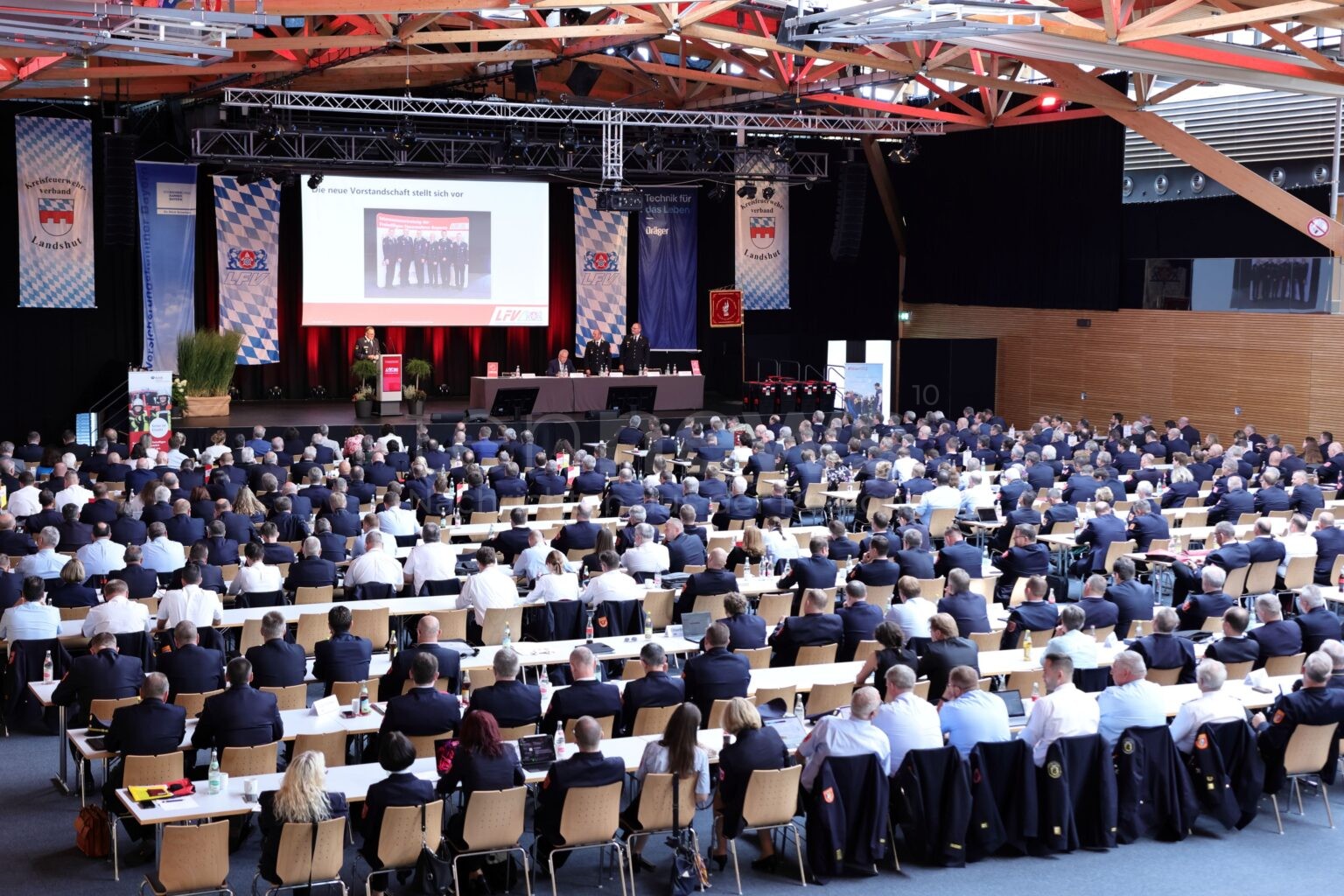🚒 ESSENBACH - Eitzenberger mit 90 Prozent als Feuerwehrverbands-Chef wiedergewählt! 32. Landesverbandsversammlung mit 500 Führungskräften! 🔥