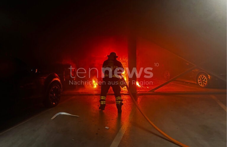MÜNCHEN - 🔥 Auto brennt am Montag (29.09.2025) in Parkhaus völlig aus - Totalschaden! Fahrzeugbrand sorgt für Großeinsatz der Feuerwehr! 🚒