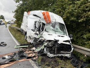 🚛 B300 BEI PEUTENHAUSEN - Kleintransporter kracht am Donnerstag (25.09.2025) frontal in Sattelzug! Fahrer überlebt wie durch ein Wunder! 🚁