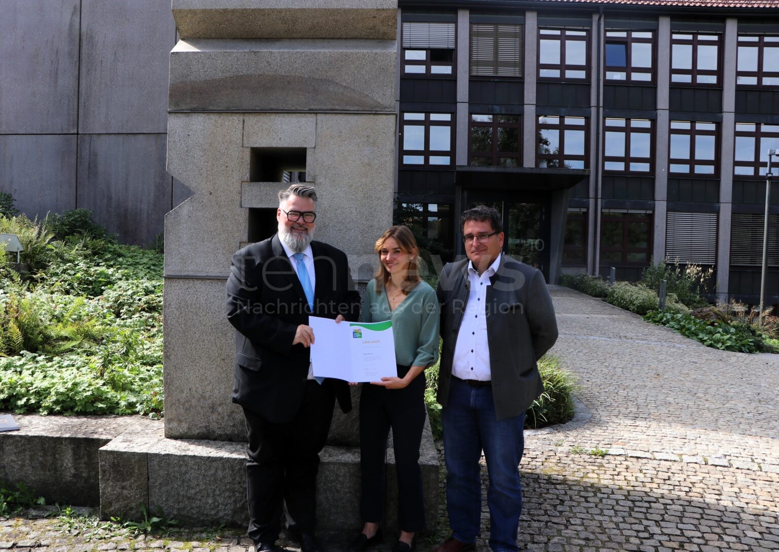 🌱 PASSAU - Berger Bau SE für Umweltleistungen ausgezeichnet! Bürgermeister Rother überreicht Urkunde für Klimapakt-Teilnahme! 🏆