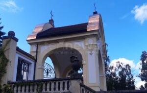 PASSAU - 🏛️ Sanierung kurz vor Abschluss: 30.000 Euro für neue Kupferabdeckung und Restaurierung am Friedhofsportal - Fertigstellung noch im September! ⚒️