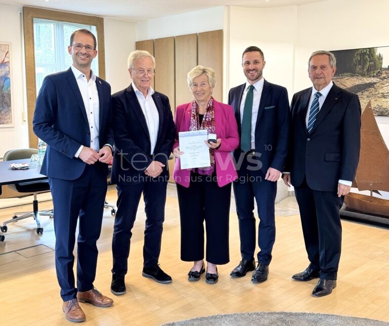 ROSENHEIM - 🏅 Ursula Meishammer erhält am Dienstag (23.09.2025) städtische Verdienstmedaille! 18 Jahre Stadtrat und vielfältiges Ehrenamt gewürdigt! 🤝
