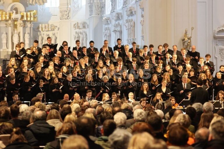 WÜRZBURG - 🎵 Morgen Herbstkonzert „Lobgesang“ im Kiliansdom - Clemens Bieber als Solist, großes Ensemble, Tickets noch erhältlich! 🎫