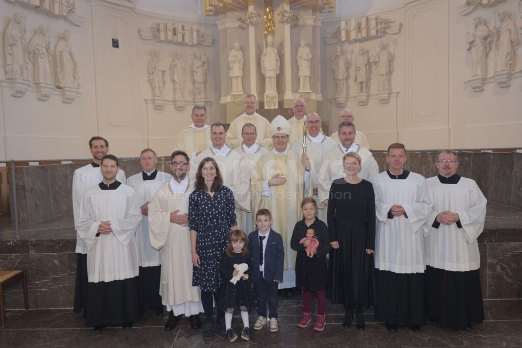 WÜRZBURG - ✝️ Drei Männer im Kiliansdom zu Diakonen geweiht: Dienst am Nächsten, Gemeinschaft und musikalische Feier – Pontifikalgottesdienst am Samstag! 🙏