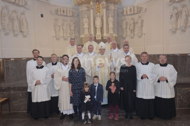 WÜRZBURG - ✝ Drei Männer im Kiliansdom zu Diakonen geweiht: Dienst am Nächsten, Gemeinschaft und musikalische Feier – Pontifikalgottesdienst am Samstag! 🙏