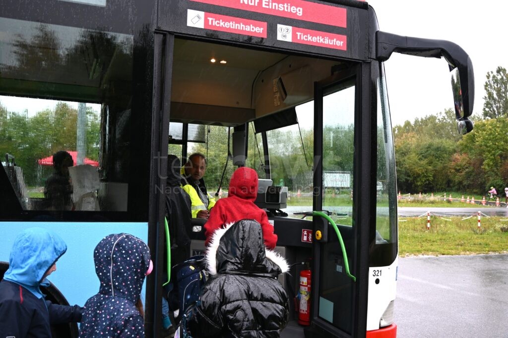 BAMBERG - 🚦 Erfolgreiche Verkehrssicherheitswoche für Grundschüler endet am Freitag (26.09.2025)! Schneckenrennen, Bus-Training und toter Winkel erklärt! 🚌