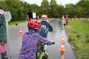 BAMBERG - 🚦 Erfolgreiche Verkehrssicherheitswoche für Grundschüler endet am Freitag (26.09.2025)! Schneckenrennen, Bus-Training und toter Winkel erklärt! 🚌