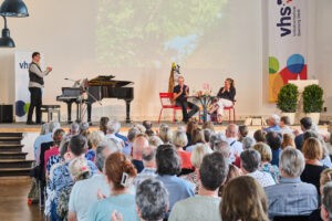 📚 BAMBERG - VHS-Semesterauftakt "Kultur zum Frühstück"! 250 Gäste erleben Literatur und Musik mit Theaterintendant Dr. John von Düffel! 🎭