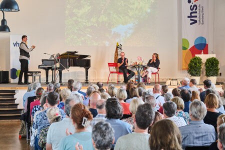 📚 BAMBERG - VHS-Semesterauftakt "Kultur zum Frühstück"! 250 Gäste erleben Literatur und Musik mit Theaterintendant Dr. John von Düffel! 🎭
