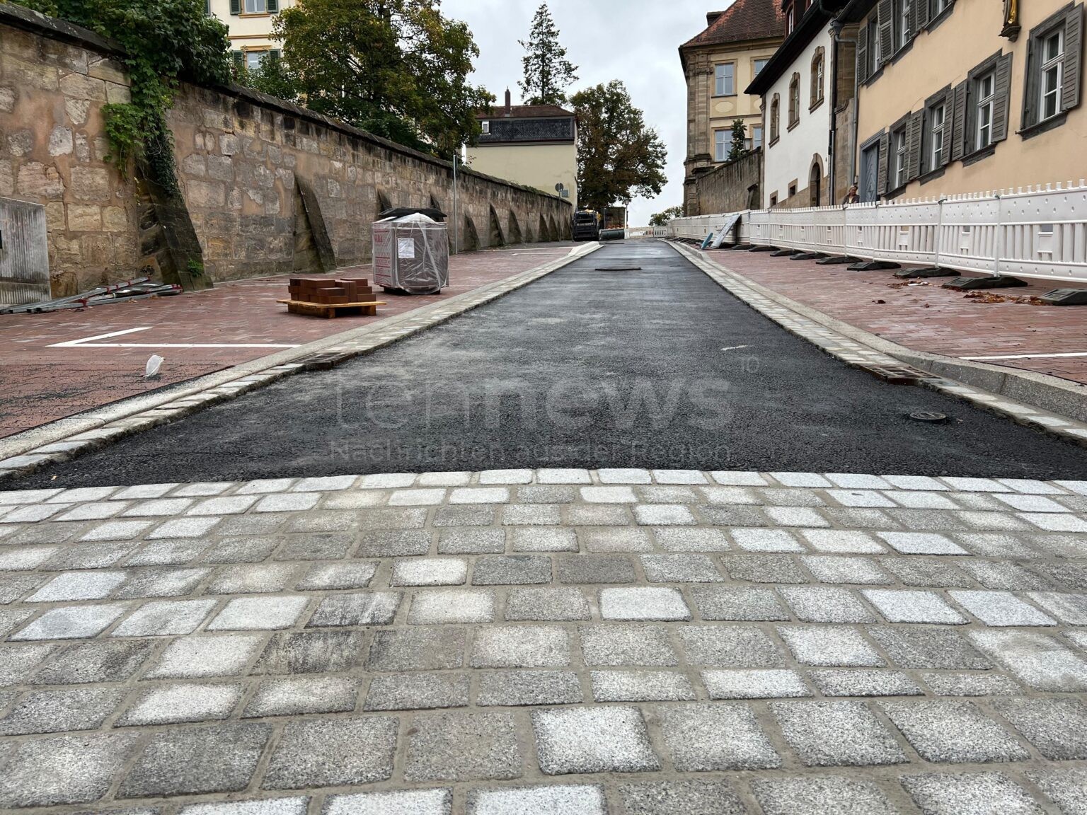 BAMBERG - 🚧 Erinnerung: Straßenbau Michelsberger Straße fast abgeschlossen - ab Montag neue Bauphase, Sperrungen und Sonderfahrplan für Buslinie 910! 🚌