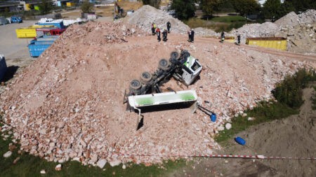 HOHENWART - Lastwagen kippt am Donnerstag (18.09.2025) auf Baustelle um! Fahrer (58) springt aus Kabine und verletzt sich - Rettungshubschrauber im Einsatz!