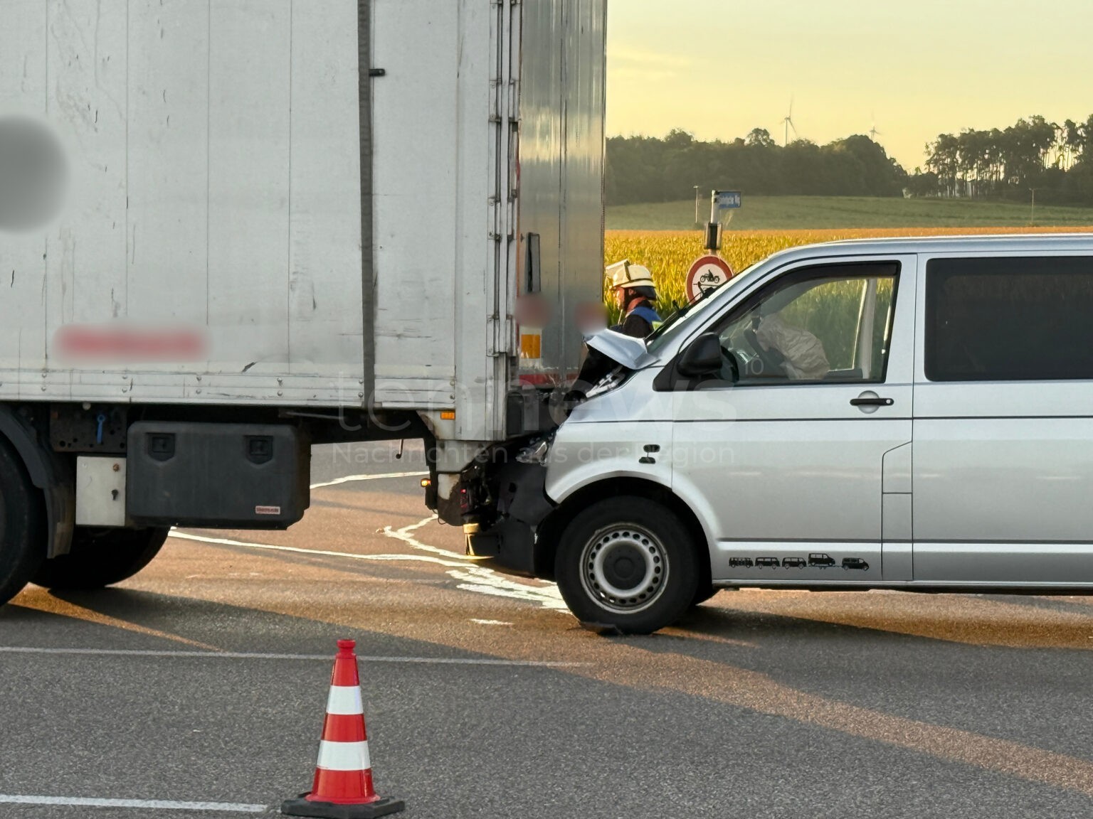SCHROBENHAUSEN - 🚛 Auffahrunfall am Montag (01.09.2025) auf B300! VW-Bus kracht in Sattelzug - Fahrer (31) verletzt ins Krankenhaus! 🚑