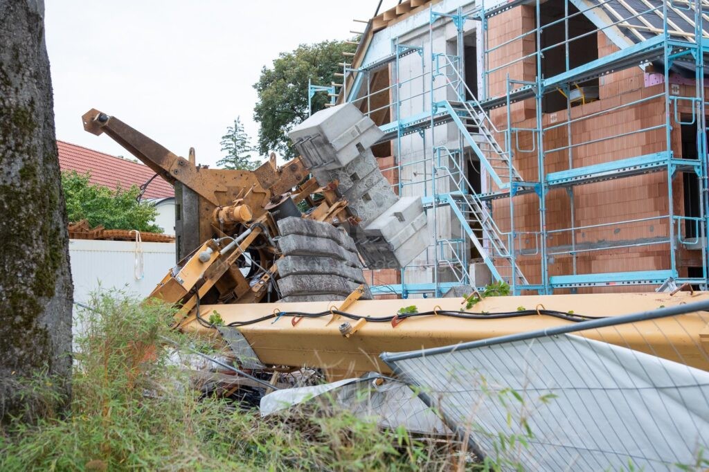 MÜNCHEN - 🏗 Baukran stürzt am Freitag (12.09.2025) in Wohngebiet um! Anwohner entgehen knapp Katastrophe - nur Materialschaden! ⚠