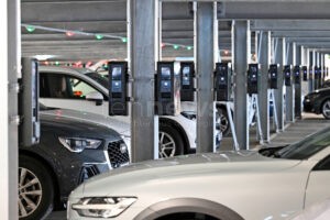 MÜNCHEN - ⚡ Söder eröffnet am Dienstag (16.09.2025) Bayerns größten Ladepark am Flughafen München! 275 Ladepunkte für E-Autos! 🔋