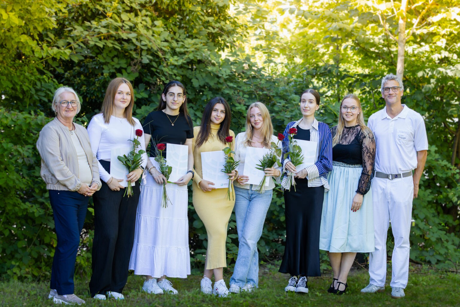 🏥 ROSENHEIM - RoMed-Auszubildende mit 23 Staatspreisen ausgezeichnet! Fatima Uspachadschijeva erreicht Traumnote 1,0 - Spitzenleistungen geehrt! 🎓