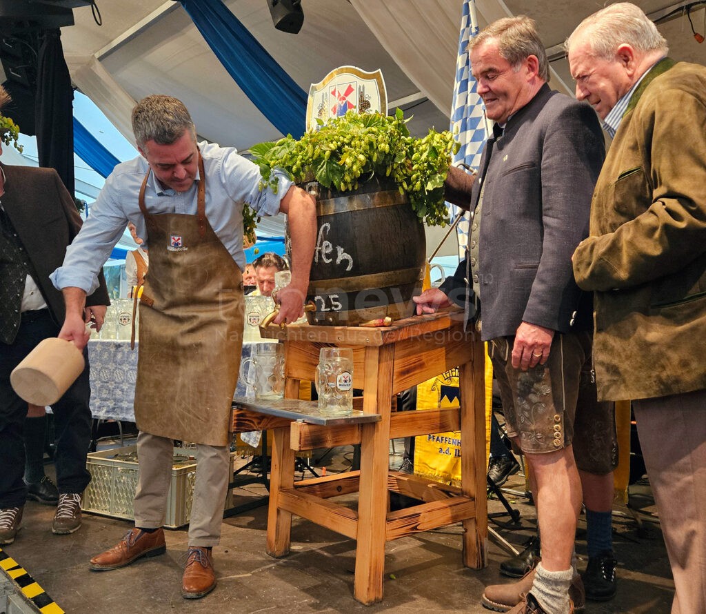 PFAFFENHOFEN AN DER ILM - 🎪 Bürgermeister eröffnet 75. Pfaffenhofener Volksfest mit drei Schlägen! 2.000 Teilnehmer beim Festzug - buntes Programm geplant! 🎯