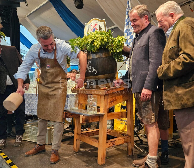 PFAFFENHOFEN AN DER ILM - 🎪 Bürgermeister eröffnet 75. Pfaffenhofener Volksfest mit drei Schlägen! 2.000 Teilnehmer beim Festzug - buntes Programm geplant! 🎯