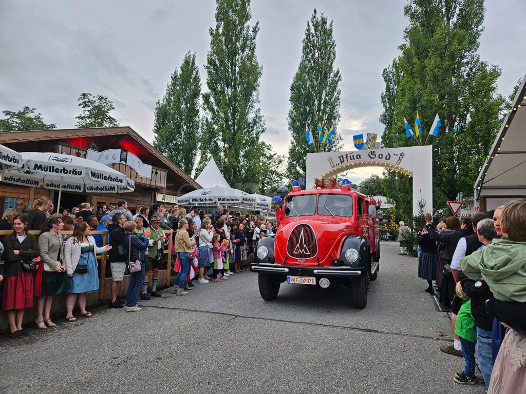 PFAFFENHOFEN AN DER ILM - 🎪 Bürgermeister eröffnet 75. Pfaffenhofener Volksfest mit drei Schlägen! 2.000 Teilnehmer beim Festzug - buntes Programm geplant! 🎯