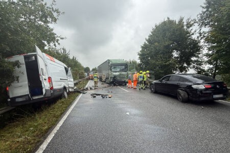 🚛 B300 BEI PEUTENHAUSEN - Kleintransporter kracht am Donnerstag (25.09.2025) frontal in Sattelzug! Fahrer überlebt wie durch ein Wunder! 🚁