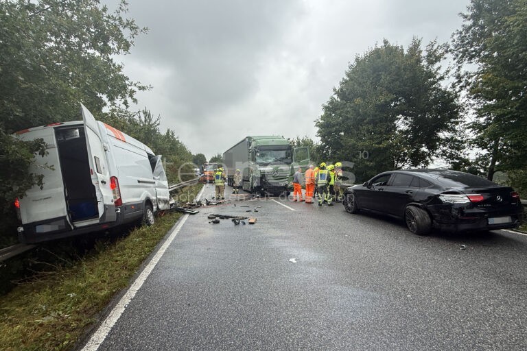 🚛 B300 BEI PEUTENHAUSEN - Kleintransporter kracht am Donnerstag (25.09.2025) frontal in Sattelzug! Fahrer überlebt wie durch ein Wunder! 🚁