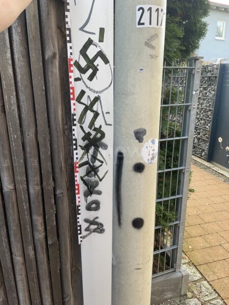 SCHWANDORF - ⚠️ Verfassungsfeindliche Schmiererei in der vergangenen Woche! Unbekannte sprühen Hakenkreuze und SS-Runen - 300 Euro Schaden! 🚔