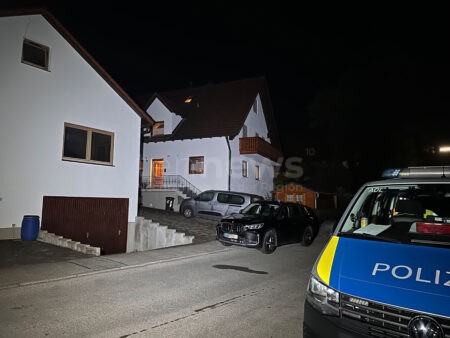 BOBINGEN - 🪓 Axt-Attacke am Sonntagabend (28.09.2025) in der Poststraße! 42-Jähriger greift Verwandten (72) an - SEK nimmt Täter fest! 👮