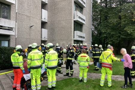 MÜNCHEN - 🔥 Brand am Sonntag (28. September 2025) in Hochhaus in Solln! Brennende Mülltonne sorgt für Rauchentwicklung - Bewohner evakuiert! 🚒