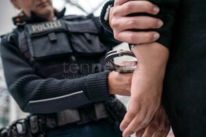 MÜNCHEN - 🚨 Bundespolizei fasst mutmaßlichen Millionen-Betrüger am Dienstag (23.09.2025) am Flughafen! Iraner (50) in Auslieferungshaft! ✈️