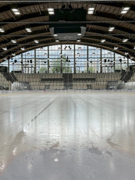 ROSENHEIM - ⛸️ Öffentlicher Eislauf startet ab Dienstag (16.09.2025) im ROFA-Stadion! Ausleihe von Schlittschuhen und Lernhilfen für Kinder möglich! 🏒