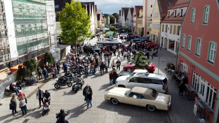 SCHROBENHAUSEN - US-Car City 2025 am Sonntag (14.09.2025) trotzt Regen ein voller Erfolg! USA-Fans pilgern nach Schrobenhausen - Oldtimer und Muscle-Cars!