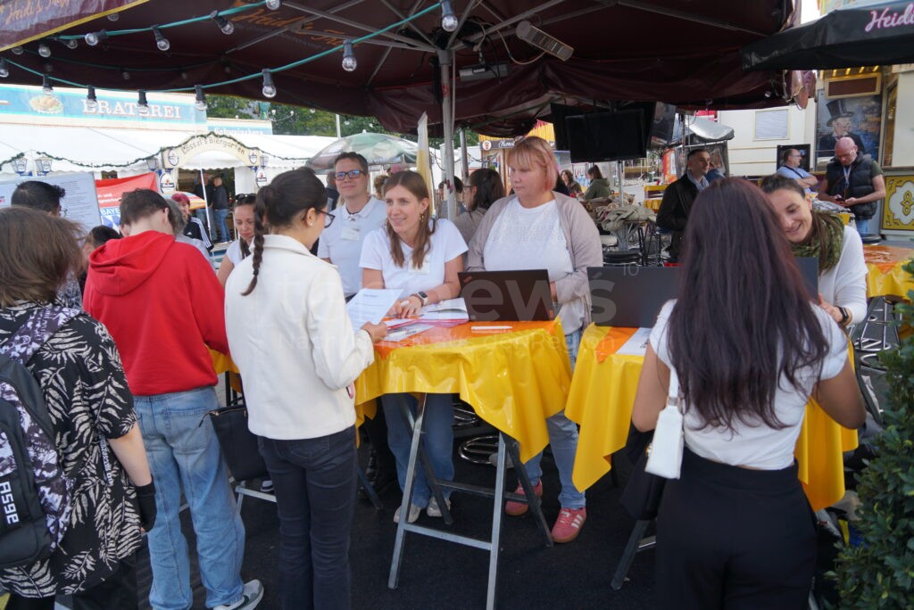 Azubi Speed Dating im Riesenrad: Zehn Jahre Jobvermittlung auf dem Volksfest! - tennews NÜRNBERG - 🎡 Zehn Jahre "Azubi Speed Dating" im Riesenrad am Samstag (13.09.2025)! 23 Unternehmen bieten hürdenlos Ausbildungsplätze an! 🎯