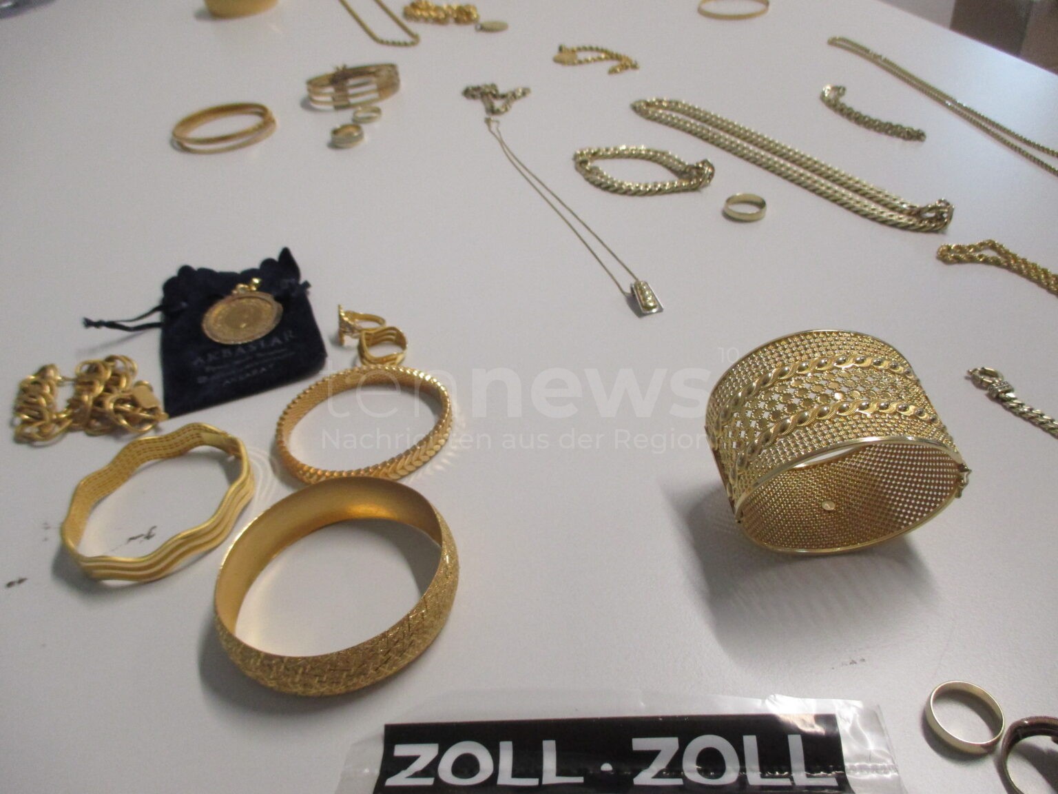 💰 AUGSBURG - Zoll schnappt Goldschmuck-Schmuggler! Über 67.000 Euro Einfuhrabgaben erhoben - 63 Strafverfahren eingeleitet! 💍
