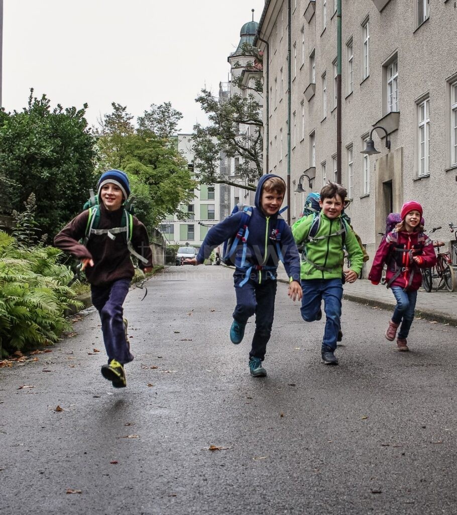Lutzbus startet wieder: Pfaffenhofener Grundschüler nehmen den "Bus mit Füßen" - tennews PFAFFENHOFEN AN DER ILM - Lutzbus startet vom 16. bis 26. September! Grundschüler gehen gemeinsam zur Schule und nehmen den "Bus mit Füßen".