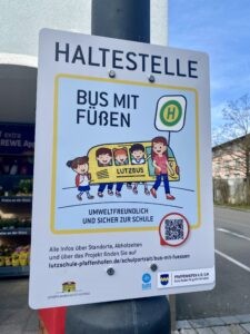 Haltestellen-Schild - tennews PFAFFENHOFEN AN DER ILM - Lutzbus startet vom 16. bis 26. September! Grundschüler gehen gemeinsam zur Schule und nehmen den "Bus mit Füßen".