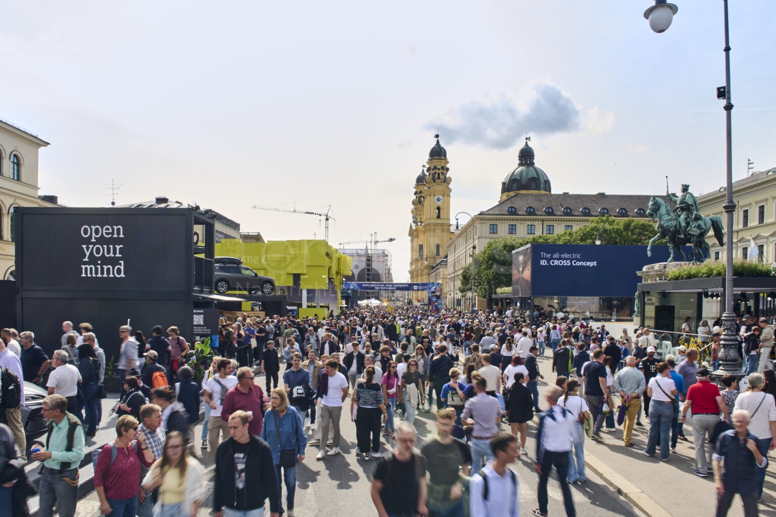 Abschluss der IAA Mobility 2025: Anzahl der Straftaten sinkt drastisch - Innenminister Herrmann lobt Polizei-Einsatz! - tennews MÜNCHEN - 👮♂️ 8.000 Polizisten sicherten IAA Mobility 2025 ab! Straftaten sinken von 285 auf 50 - Herrmann lobt am Sonntag (14.09.2025) Polizei-Einsatz! 🚗