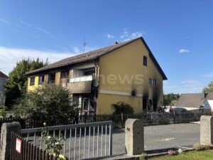 BÄRNAU – 🔥 Vollbrand am Sonntag (21.09.2025): Bewohner fliehen aus dem Haus, Feuerwehren verhindern Ausbreitung, hoher Schaden. 🚒