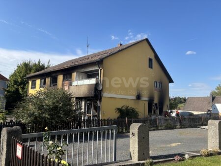 BÄRNAU – 🔥 Vollbrand am Sonntag (21.09.2025): Bewohner fliehen aus dem Haus, Feuerwehren verhindern Ausbreitung, hoher Schaden. 🚒