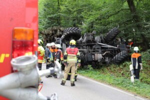 BRUNNEN - Schwerer Unfall am Montag (16.09.2025) mit Unimog! Pole (29) transportiert Holzmasten, prallt gegen Baum - Rettungshubschrauber im Einsatz!
