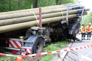 BRUNNEN - Schwerer Unfall am Montag (16.09.2025) mit Unimog! Pole (29) transportiert Holzmasten, prallt gegen Baum - Rettungshubschrauber im Einsatz!