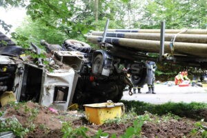 BRUNNEN - Schwerer Unfall am Montag (16.09.2025) mit Unimog! Pole (29) transportiert Holzmasten, prallt gegen Baum - Rettungshubschrauber im Einsatz!